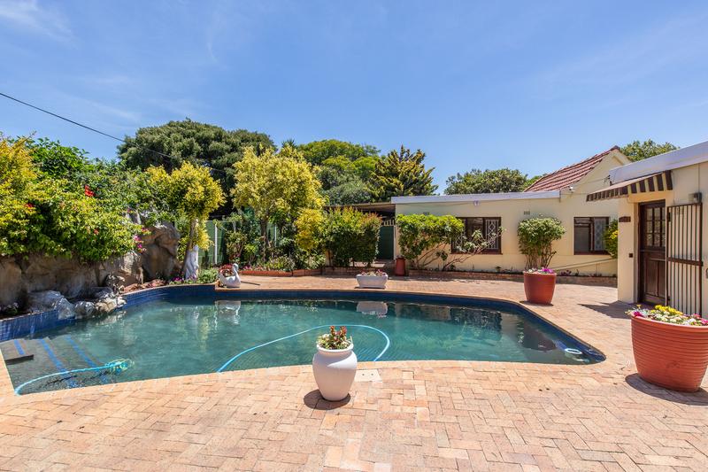 5 Bedroom Property for Sale in Bergvliet Western Cape